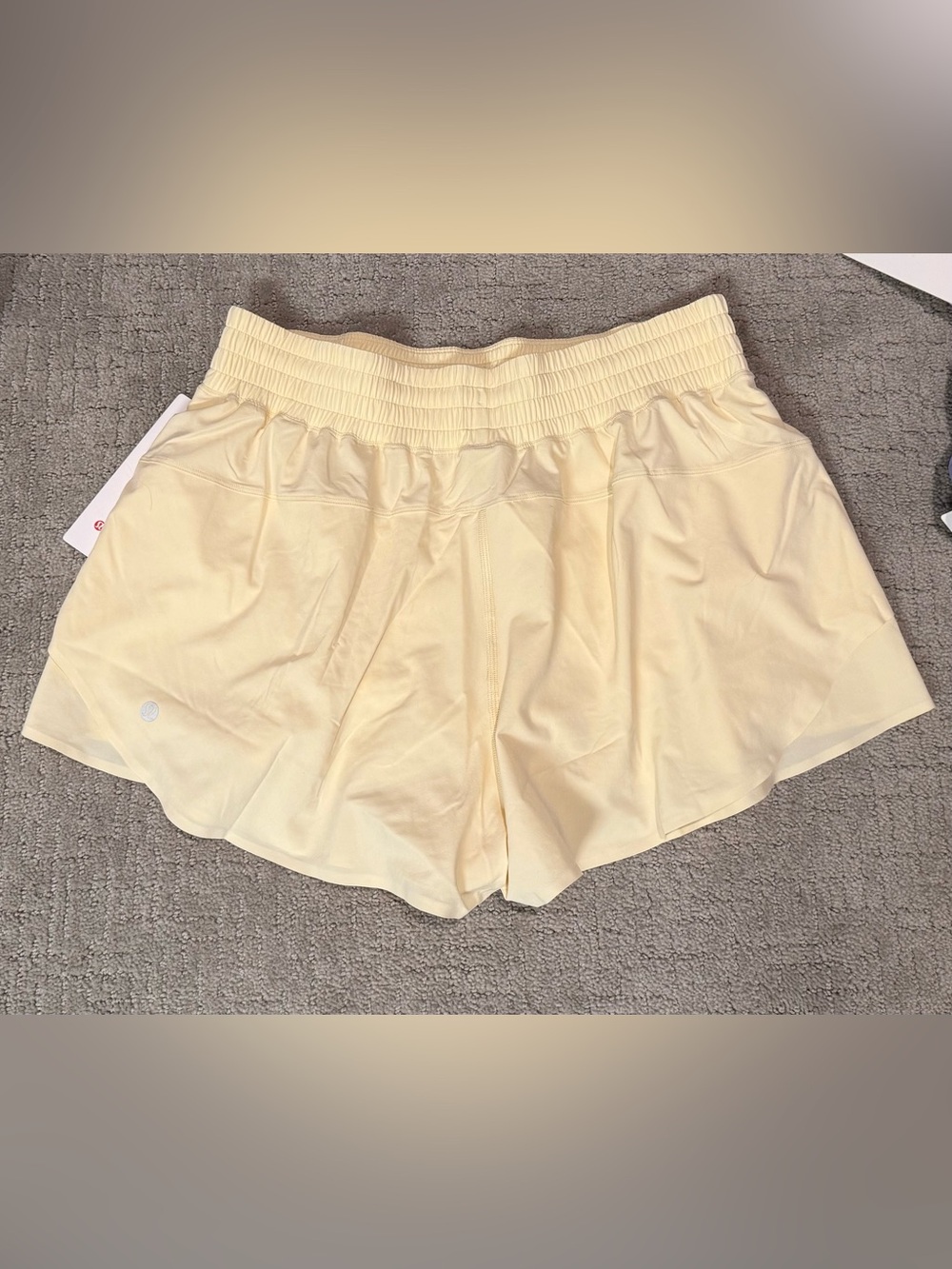Lululemon Butter Cream Shake it Out HR Short 2.5" - Picture 3 of 3